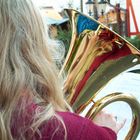 Musikantin in der Tuba