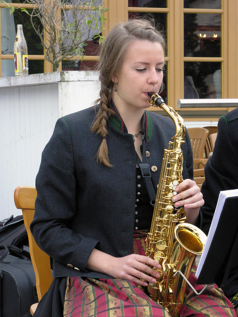 Musikantin mit Saxophon