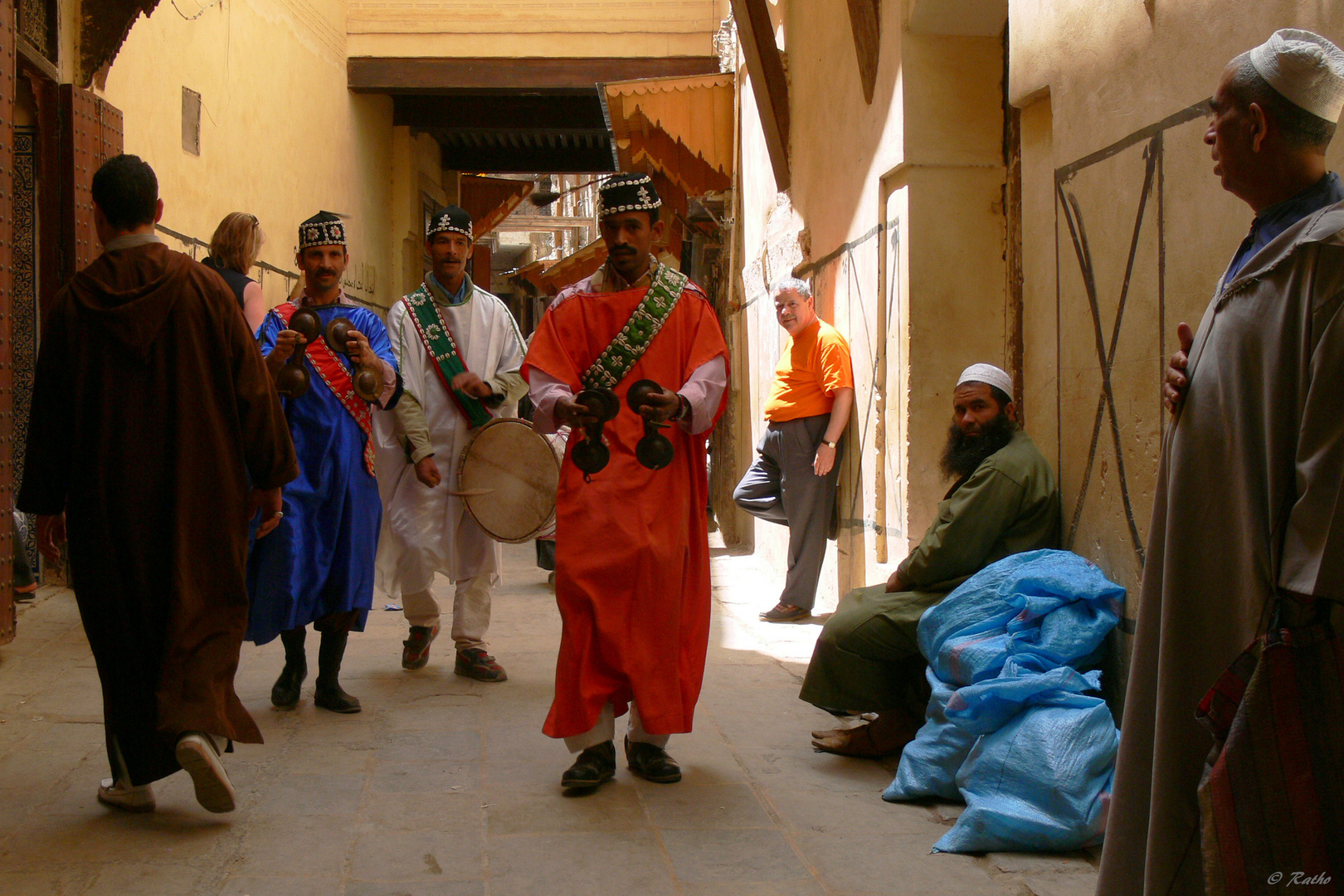 Musiker durchstreifen die Medina in Fès