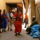 Musiker durchstreifen die Medina in Fès