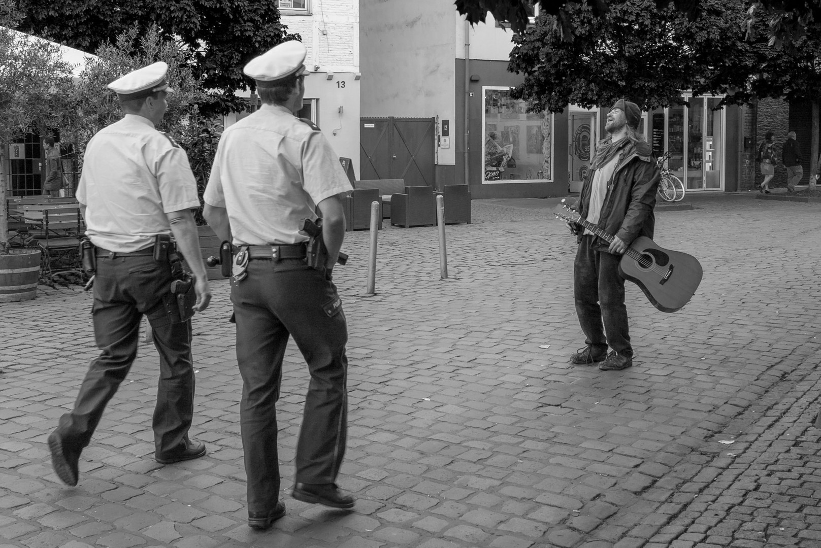 Musiker trifft Polizisten in der Altstadt