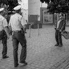 Musiker trifft Polizisten in der Altstadt