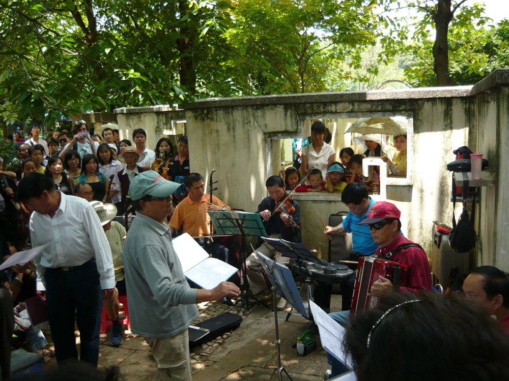 Musiker und Zuhörer im Cuihu-Park in Kunming