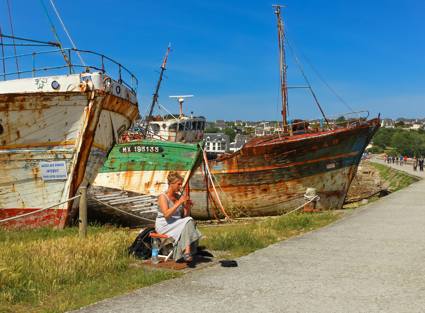 Musikerin in Camaret sur Mer