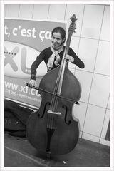 Musikerin in den Gängen der Metro