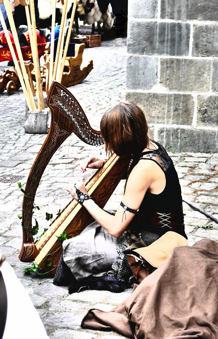 Musikerin mit Bardenharfe