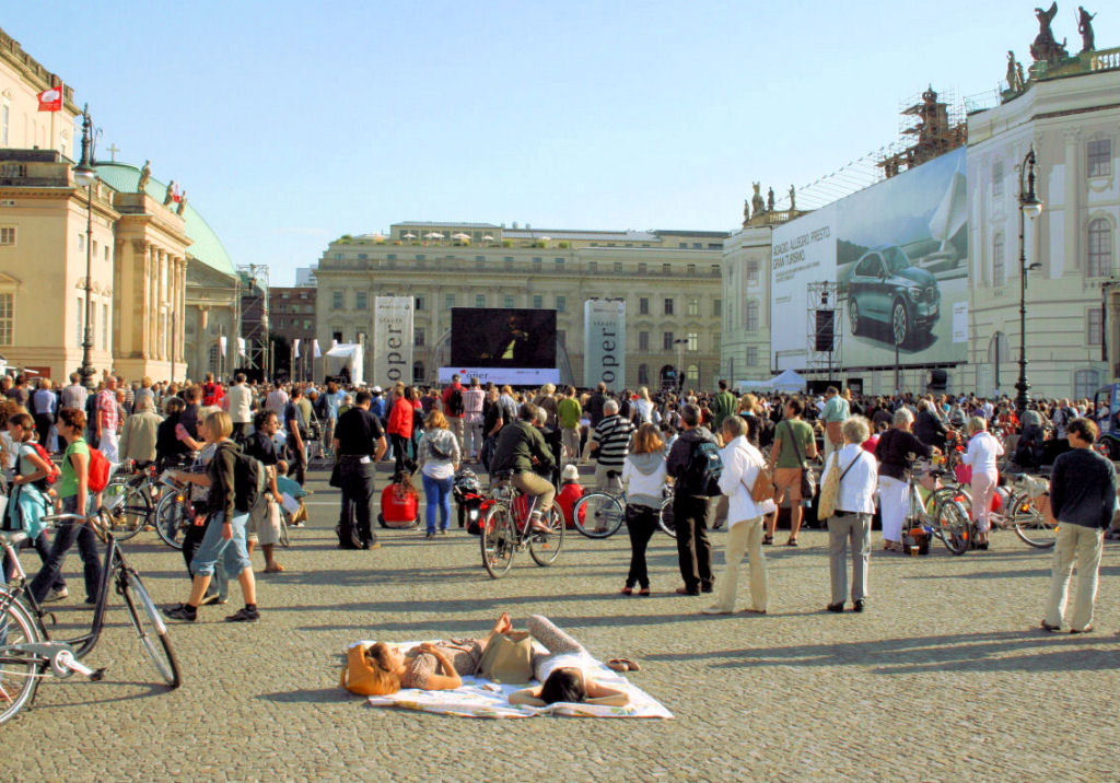 Musikschlaf auf der Unter den Linden