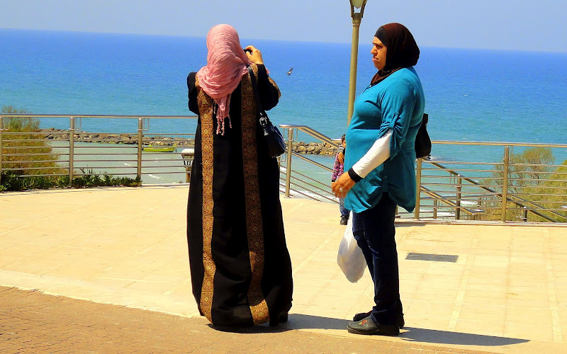 MUSLEM WOMENS ON BEACH OF NETANYA