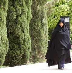 Muslima im Garten vom Mausoleum des Hafiz