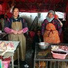 Muslimische Geflügelhändler auf einem Kunminger Markt
