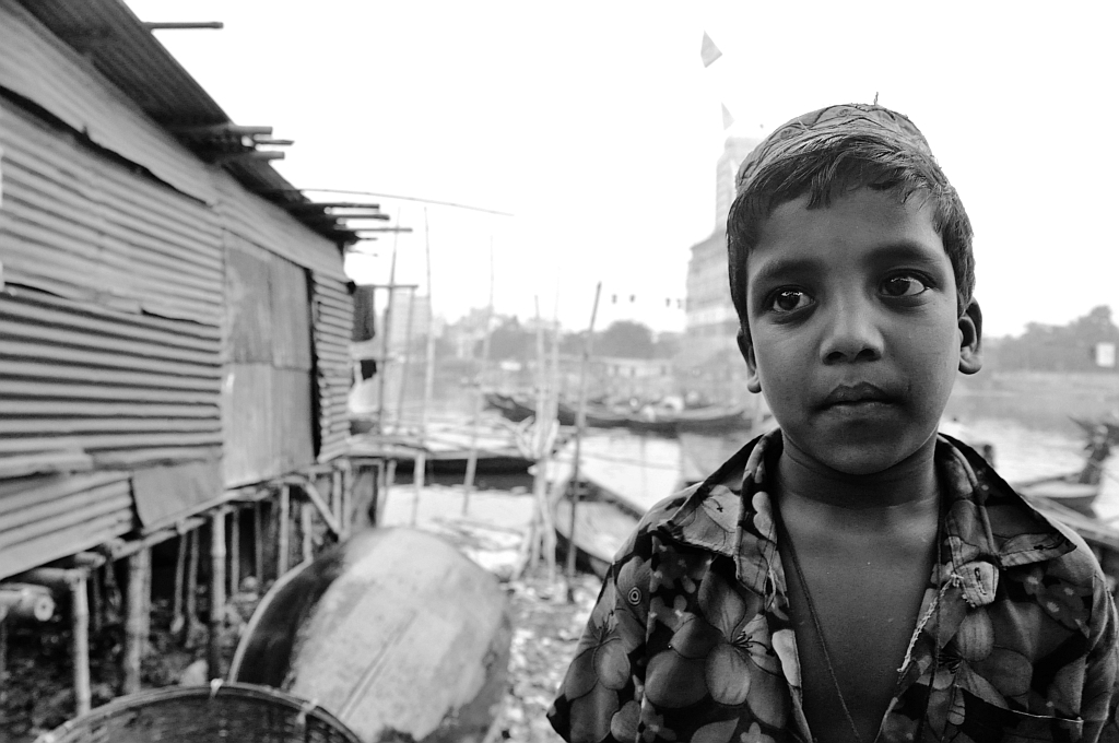 Muslimischer Junge in einem Slum von Dhaka