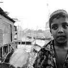 Muslimischer Junge in einem Slum von Dhaka