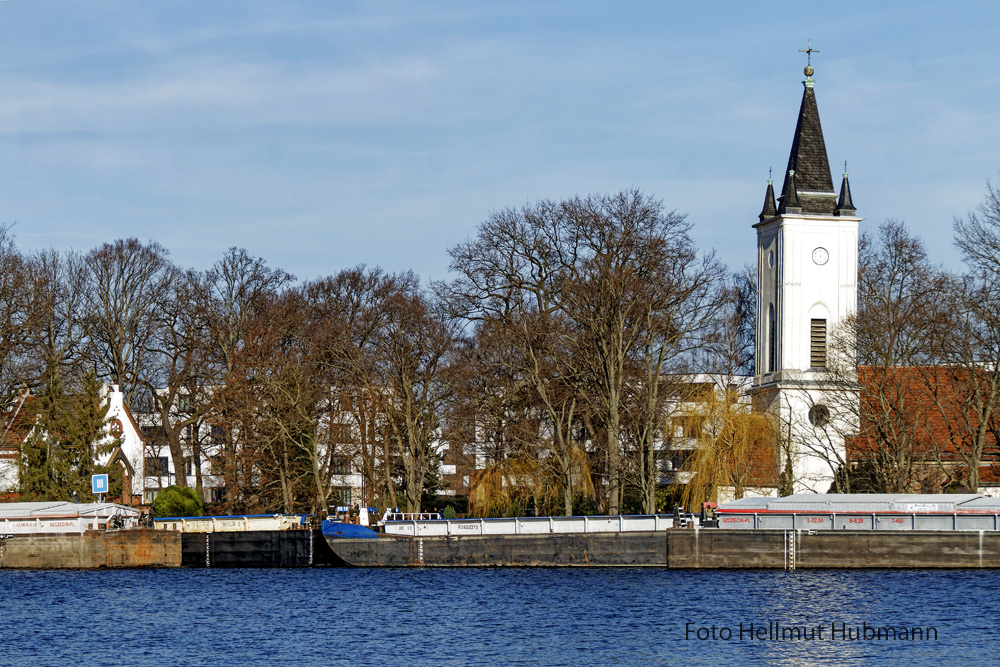 MUSS ES IMMER PISA SEIN? DORFKIRCHE STRALAU AUF DER RUMMELSBURGER HALBINSEL AN DER SPREE