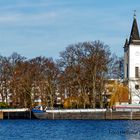 MUSS ES IMMER PISA SEIN? DORFKIRCHE STRALAU AUF DER RUMMELSBURGER HALBINSEL AN DER SPREE