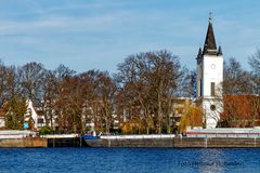 MUSS ES IMMER PISA SEIN? DORFKIRCHE STRALAU AUF DER RUMMELSBURGER HALBINSEL AN DER SPREE