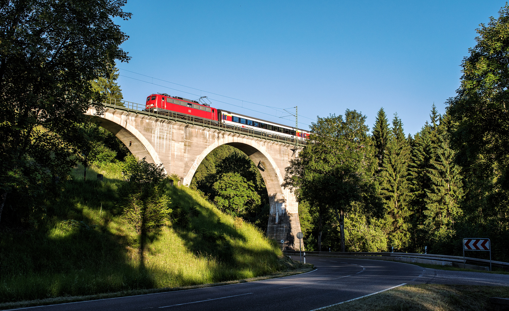 Must have: Kastenzehner vor IC auf der Einödtalbrücke!