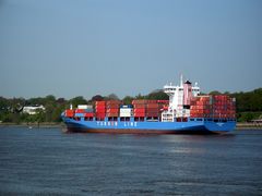 Mustafa Dayi beim auslaufen vom Hamburger Hafen kurz vor Blankenese