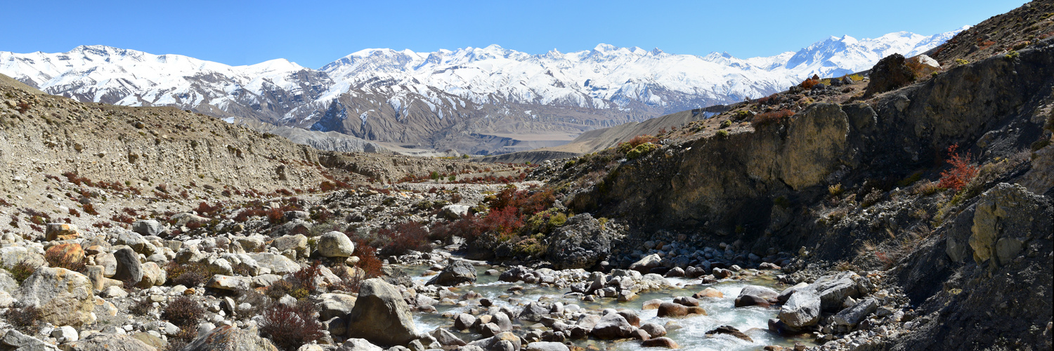 Mustang: Bach vor dem Himalaya