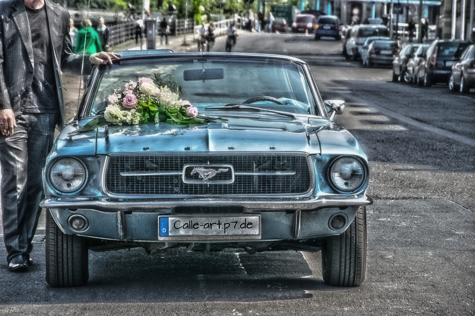 Mustang Oldtimer mit Hochzeitsblumen