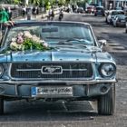 Mustang Oldtimer mit Hochzeitsblumen