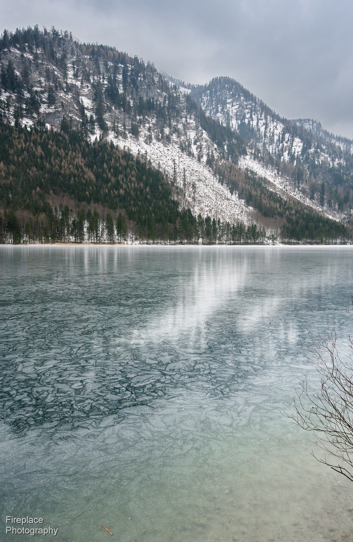 Muster auf dem vereisten See