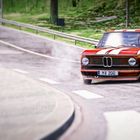 mutiger BMW 2002 ti Turbo in der "Gehsteig-Kurve"