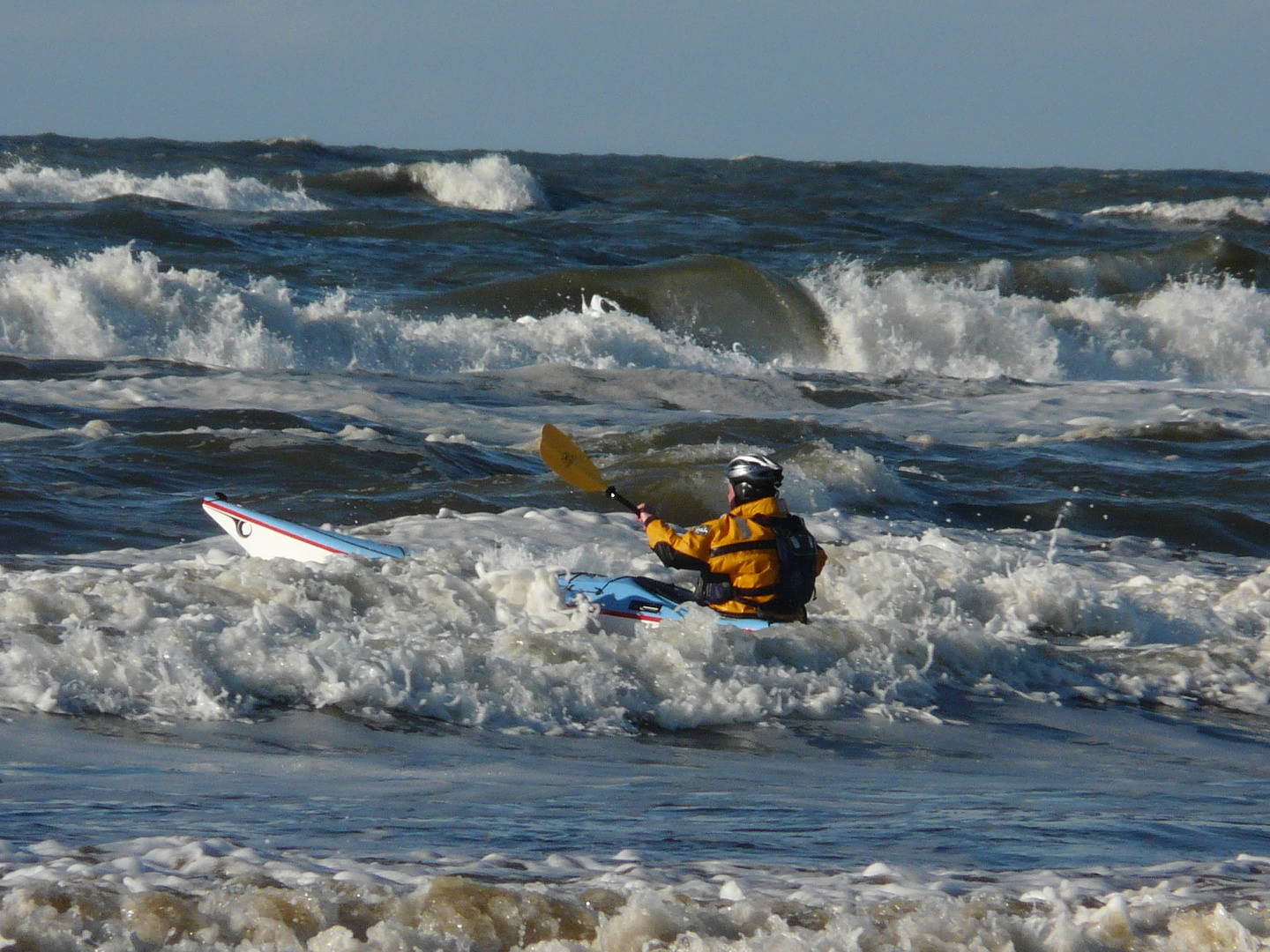 Mutiger Kajakfahrer in stürmischer Nordsee