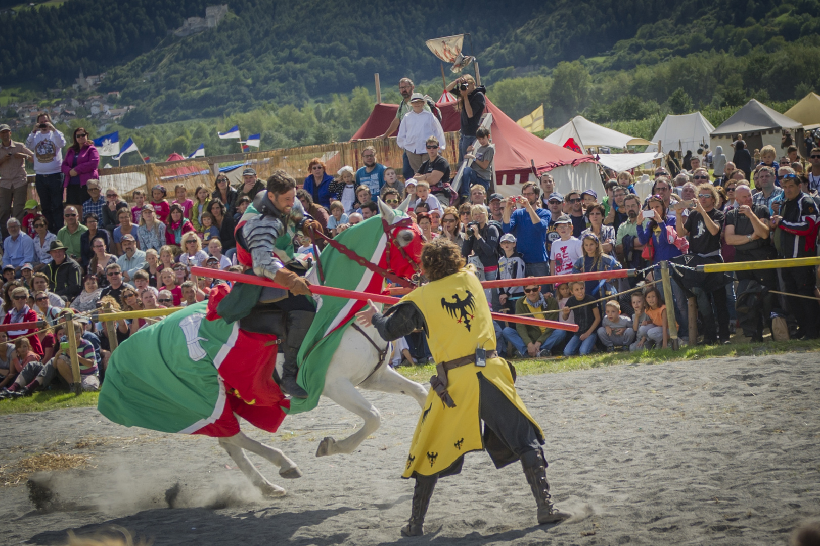 Mutiger Ritter im Kampf gegen Reiter und Pferd Foto & Bild | europe ...