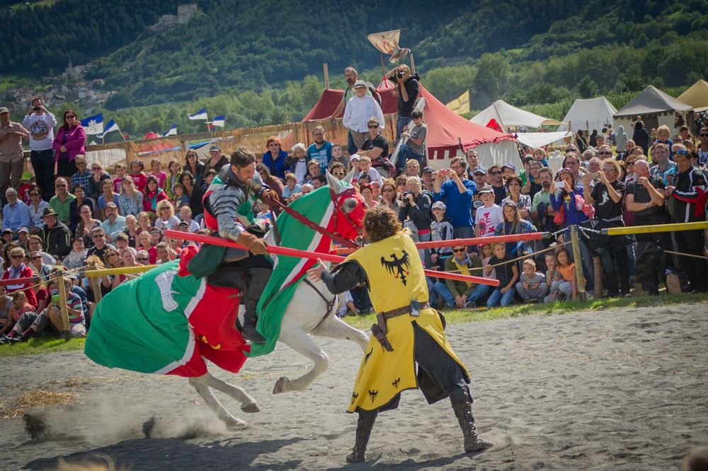 Mutiger Ritter im Kampf gegen Reiter und Pferd