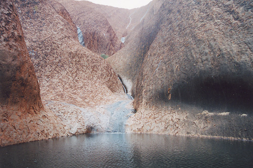 Mutitjulu. Eine Teilansicht vom Ayers Rock