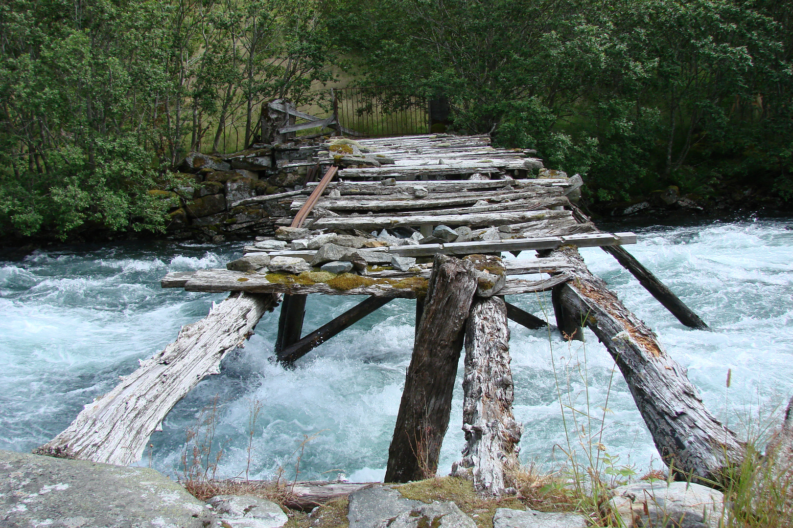 Mutprobe an einem reißenden Fluß in Norwegen