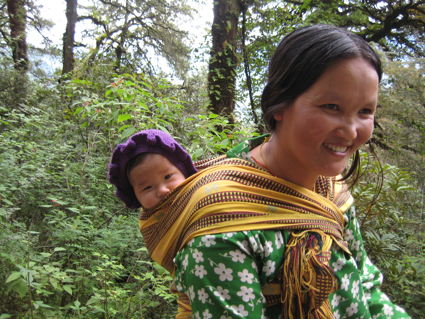 Mutter aus Buthan mit ihrem Baby auf dem Weg zum Tempel