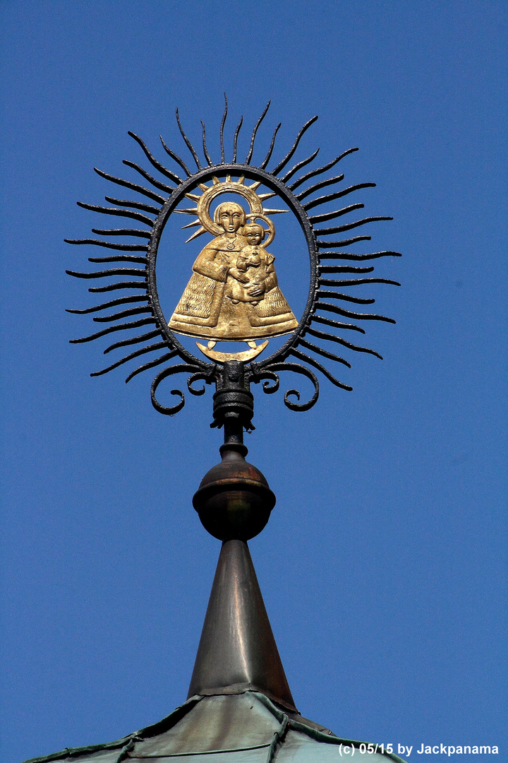 Mutter Gottes auf dem Dach der Gnadenkapelle in Eggerode