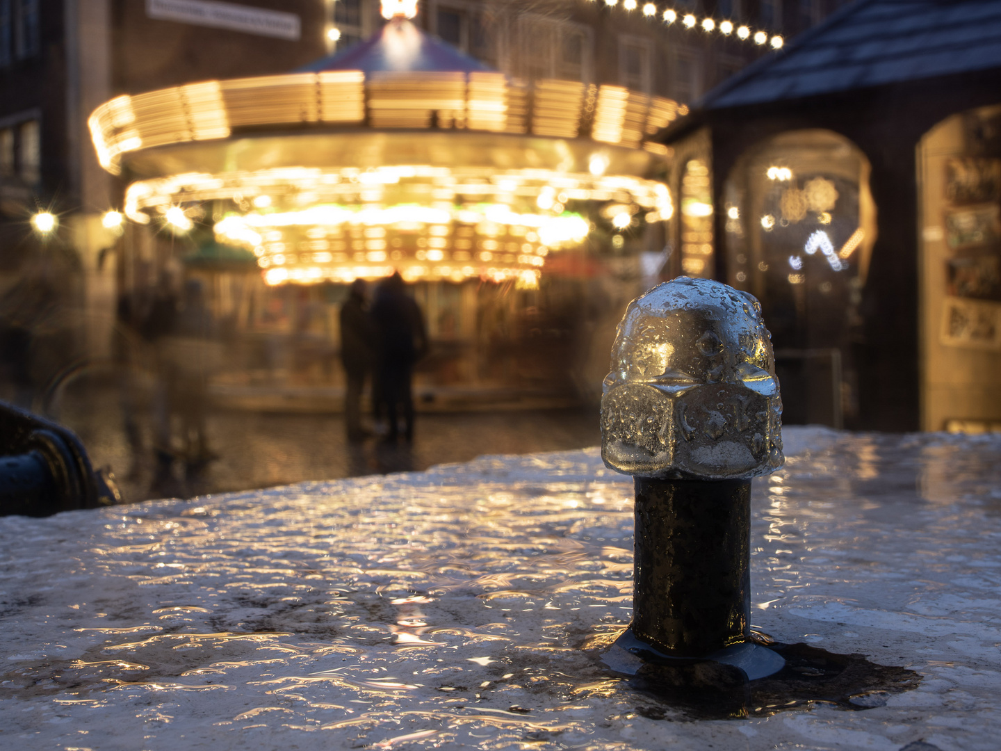 Mutter im Regen auf dem Weihnachtsmarkt