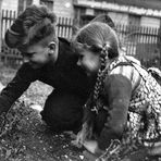 Mutter Mentzschels Kinder im Beet 1947