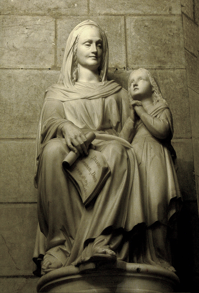 Mutter mit betendem Kind