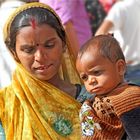 Mutter mit Kind am Markt in Jodhpur