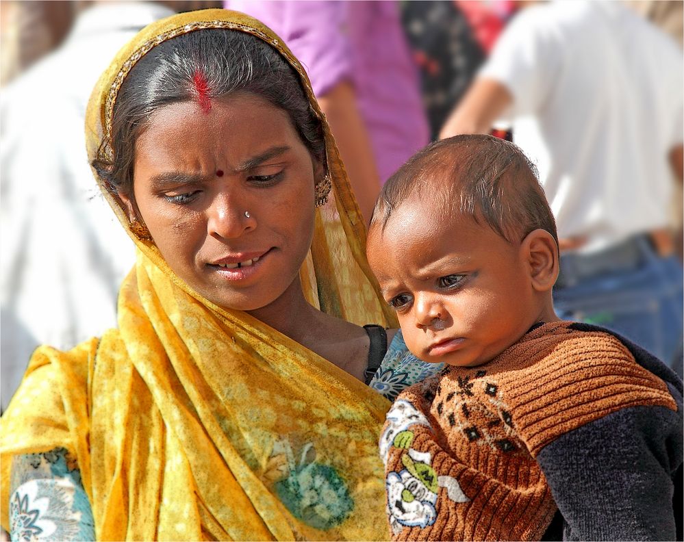 Mutter mit Kind am Markt in Jodhpur