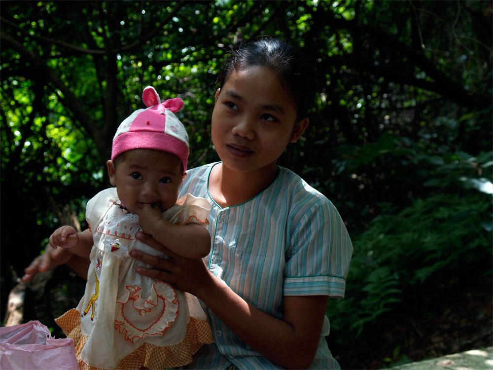 Mutter mit Kind am Ufer des Mekong