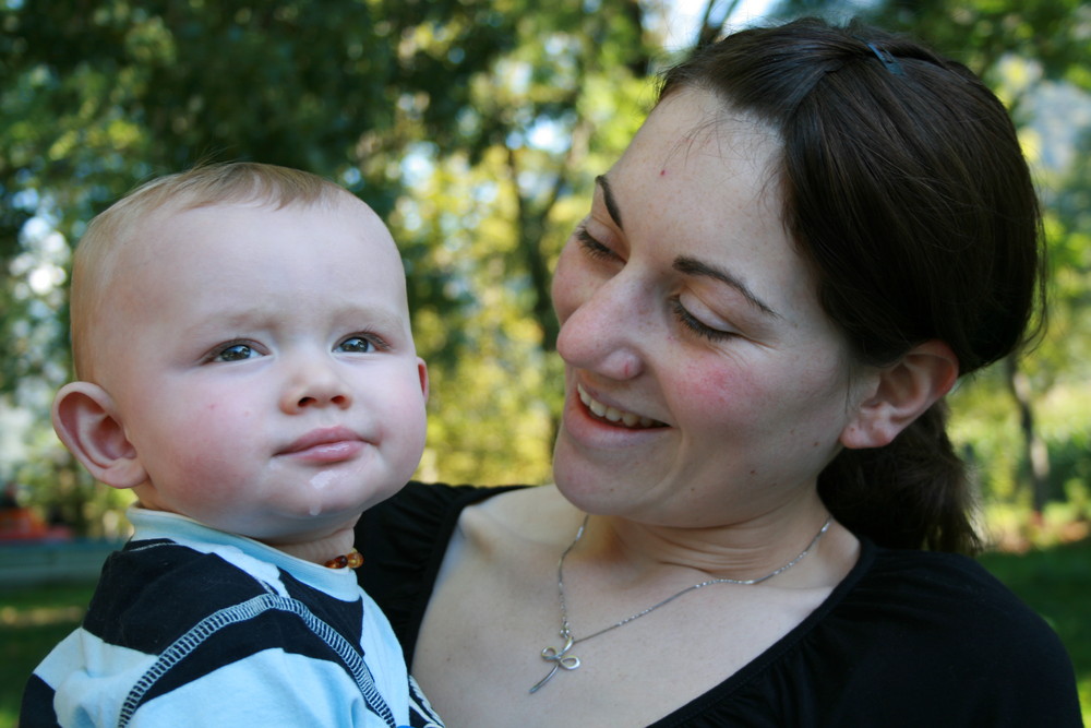Mutter mit Kind im Arm Foto &amp; Bild erwachsene, kinder und erwachsene
