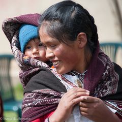 Mutter mit Kind im Hochland von Peru