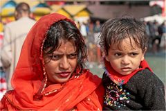 Mutter mit Kind in der heiligen Stadt Haridware