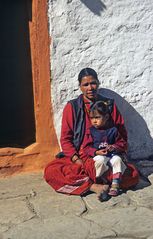 Mutter mit Kind in Tukuche, im Annapurna-Gebiet