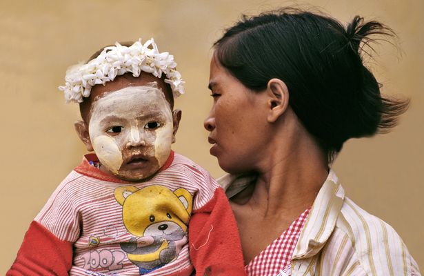 Mutter mit Kind schalten eine kleine Pause ein - Myanmar