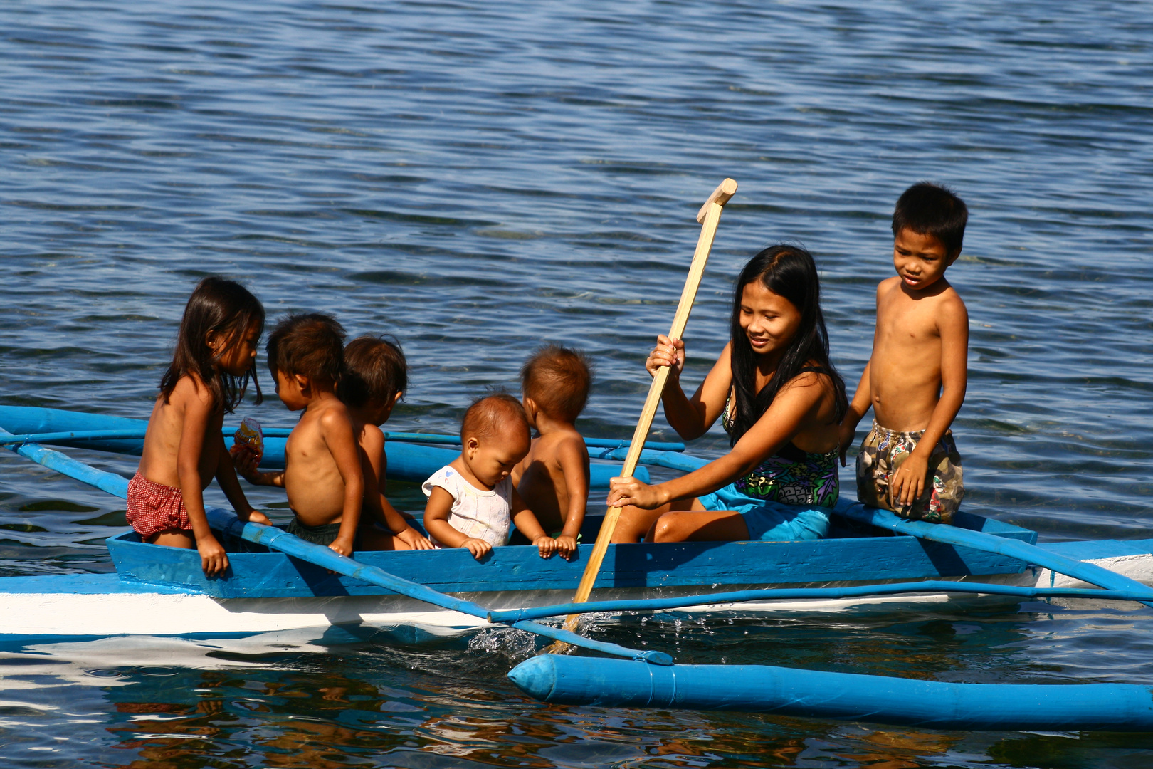 Mutter mit Kindern auf Bootstour in einer Lagune