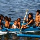 Mutter mit Kindern auf Bootstour in einer Lagune