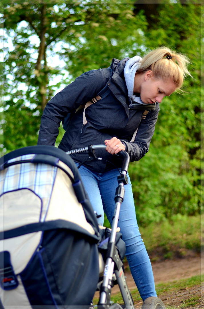 Mutter mit Kinderwagen 