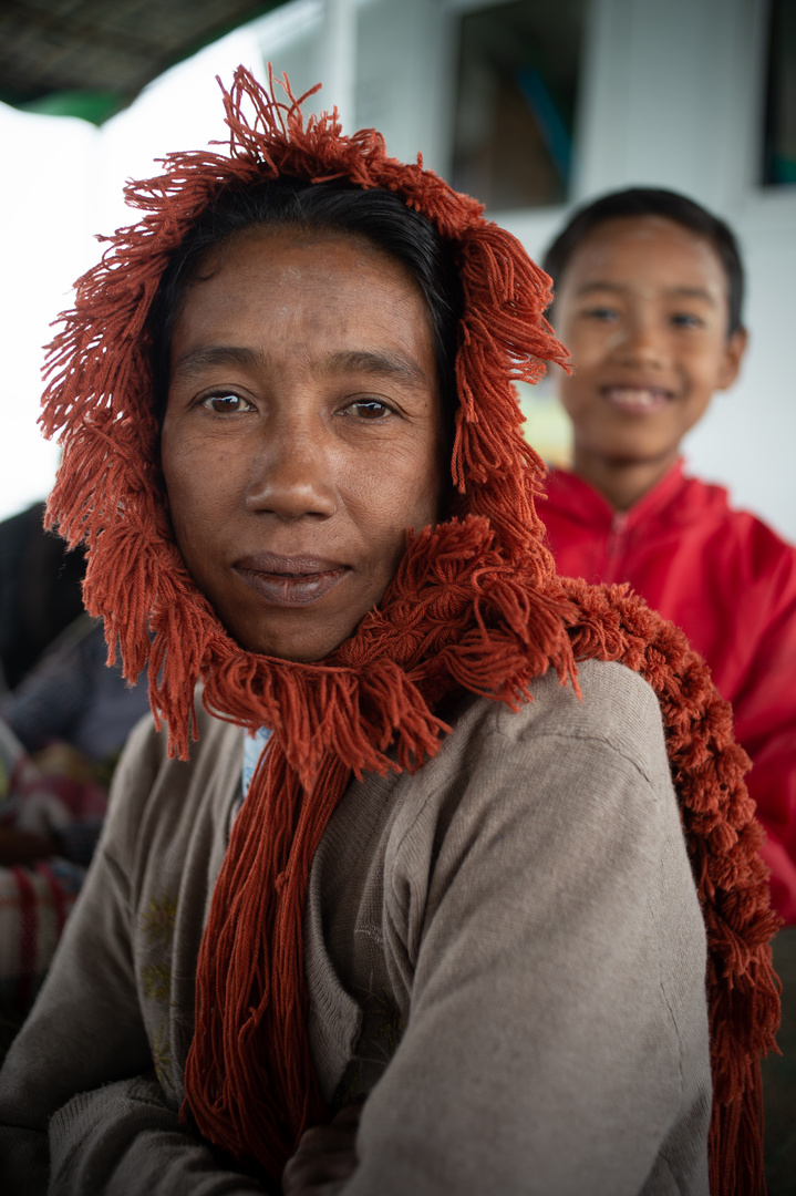 Mutter mit Sohn wärend der Schifffahrt nach Mrauk-U