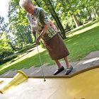 Mutter spielt Minigolf