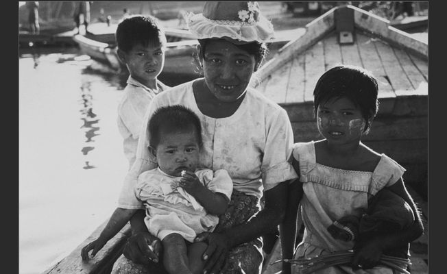 Mutter sw Faehrbot Myanmar snip-25-259-sw +Fotos + text